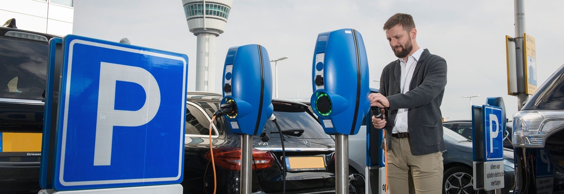 deux bornes de recharge de véhicule électrique evbox bleues sur un parking